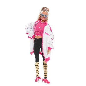 Poupée Barbie sportive pour fille qui porte une tenue de sport rose et noir.