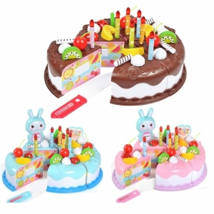 Trois jouets en forme de gâteau pour fille de couleur marron, bleu et rose.
