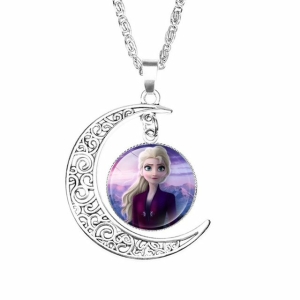 Collier argenté avec pendentif en forme de lune et le portrait d'Elsa la Reine des Neiges en robe violette
