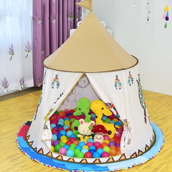 tente tipi pour fille blanc et marron avec des boule de jeu à l'intérieur multicolore dans une chambre