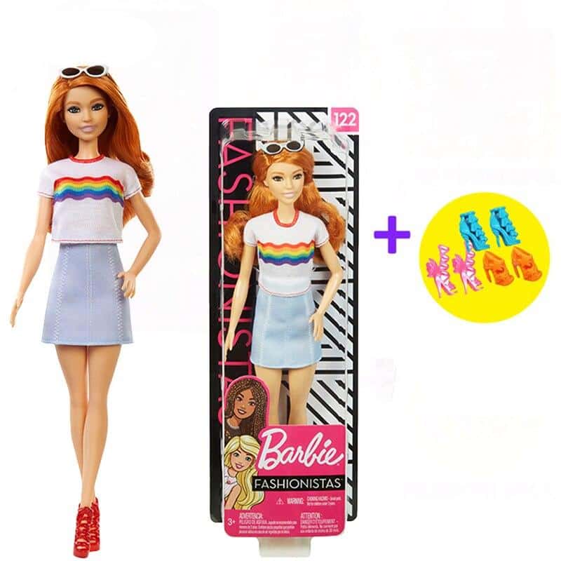 Poupée style Barbie élégante pour fillette, porte une T-shirt blanc avec une jupe dans une boite.