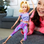 Poupée style Barbie Fitness pour fille joué par une petite fille dans une maison