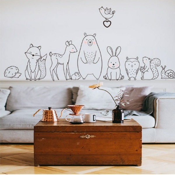 Décoration murale à motif animal en blanc et noir pour filles avec un fond un salon avec un canapé et une table