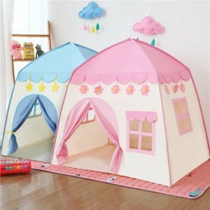Tente en forme de maison pour petite fille rose et bleue dans une maison