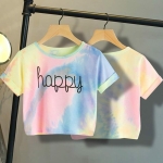T-shirt crop top multicolore avec une lettre imprimé pour fille dans une maison
