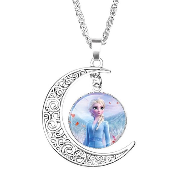 Collier mignon avec pendentif lune et portrait d'Elsa Reine des Neiges avec un fond blanc