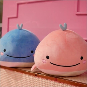 Baleine en peluche pour fille rose et bleue sur une table