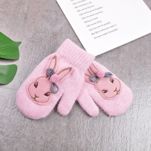 Paire de gants roses avec un motif lapin sur le dessus, posée à plat