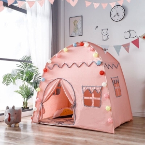 Tente en forme de château pour fille avec des ballons dans une chambre