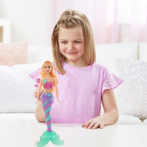 Poupée Barbie avec nageoire pour fille stylée joué par une fille dans une maison