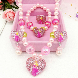 Boîte à bijoux rose ouverte avec 4 bijoux à l'intérieur à l'effigie de la Belle au Bois Dormant