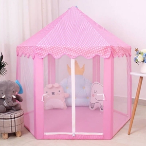 Tente de jeu rose pour petite fille avec des peluches à l'intérieur dans une maison