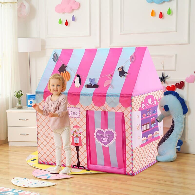 Tente en forme de château de princesse pour fille multicolore avec une table de nuit et une petite fille dans une maison