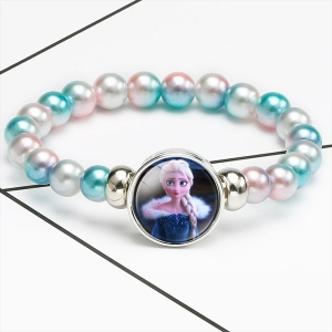 Bracelet bleu et rose en perles avec élément au centre visage de la Reine des Neiges