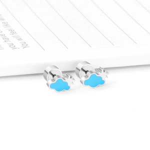 Boucles d'oreilles bleues en forme de nuage sur un fond blanc