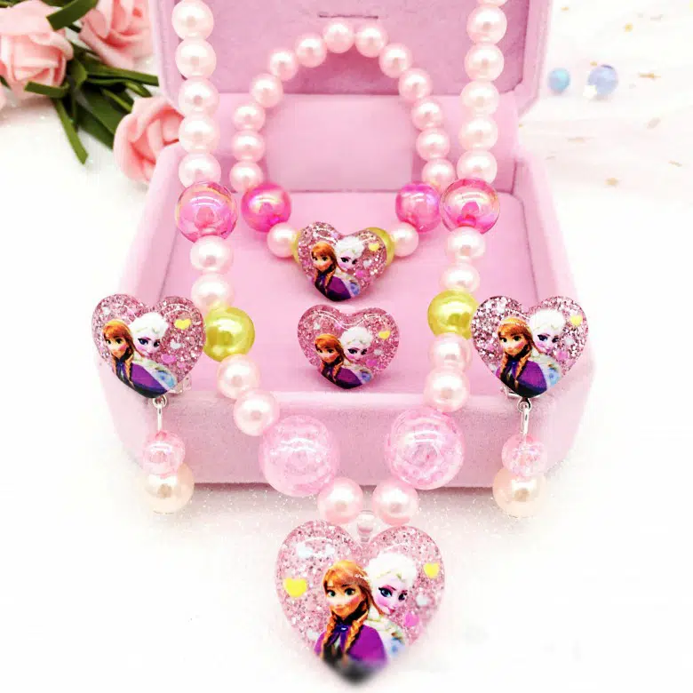 Boîte à bijoux rose ouverte avec 4 pièces de bijoux à l'effigie de la Reine des Neiges