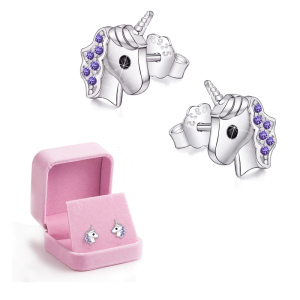 Boucles d'oreilles pour fille licorne violette à strass sur fond blanc avec une boîte à bijoux rose à côté