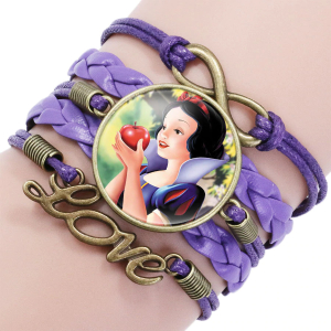 Bracelet violet tressé porté sur un poignet avec le portrait de Blanche Neige