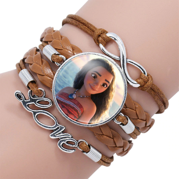 Bracelet marron tresse sur un poignet, représentant princesse Moana