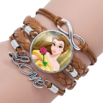 Bracelet marron tressé porté sur un poignet, avec portrait de princesse La Belle et la Bête