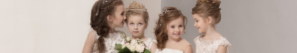 Petites filles habillée en robe de mariée avec un bouquet de fleurs dans les mains