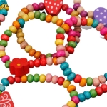 Ensemble de 12 bracelets en bois colorés pour petites filles avec un fond blanc