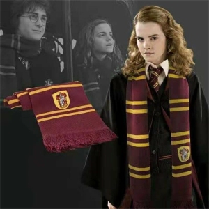 Écharpe des 4 maisons de Harry Potter porté par une fille à la mode
