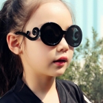 Lunettes de soleil élégantes pour petite fille à la mode portée par une fille