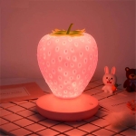 Veilleuse LED en forme de fraise pour fille. Bonne qualité et très original sur une table dans une maison