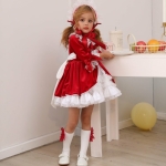 Costume de princesse rouge 4 pièces pour fille dans une maison