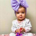 Bonnet turban pour petite fille violet à la mode porté par une petite fille