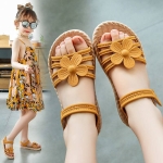 Sandales d’été à motif fleurs pour filles portée par une fille