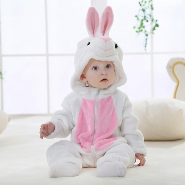 Barboteuse en forme de lapin pour fille à la mode dans une maison