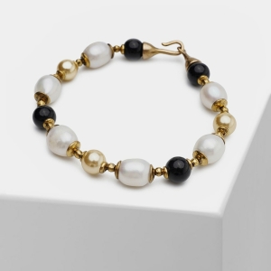 Bracelet en perles naturelles pour filles avec un fond un cube blanc
