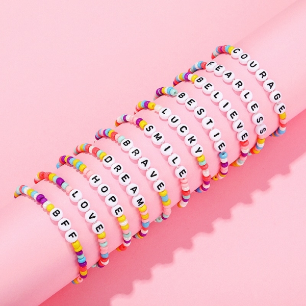 Bracelet perlé avec lettres colorées pour fille 33809 kquvim