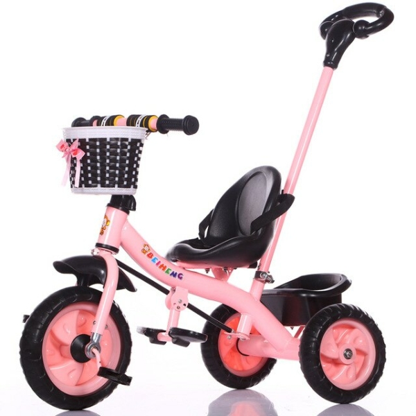 Tricycle coloré pour petite fille rose avec un fond blanc