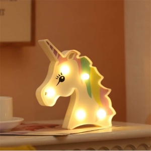 Veilleuse licorne LED pour chambre fille sur une table dans une maison