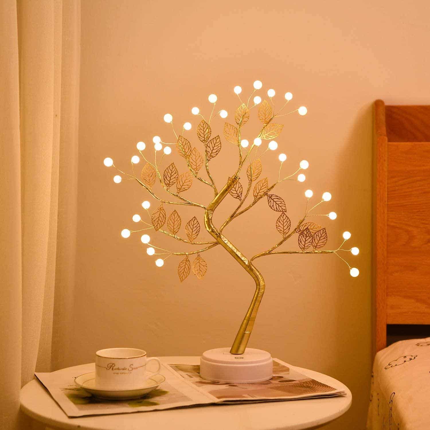 Lampe de chevet LED en forme d’arbre pour chambre fille. Bonne qualité, très original sur une table de nuit dans une maison