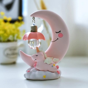 Lampe LED à motif lune et licorne pour fille rose sur une table