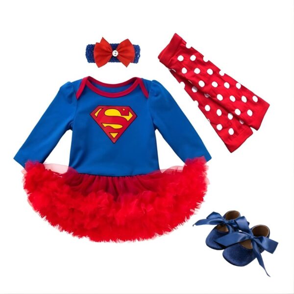 Robe cosplay super girl pour fille à la mode avec accessoires, sur fond blanc