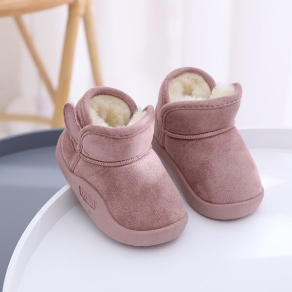 Chaussures antidérapantes pour fille sur une table