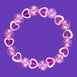Bracelet en perles en cœur pour fille avec un fond violet