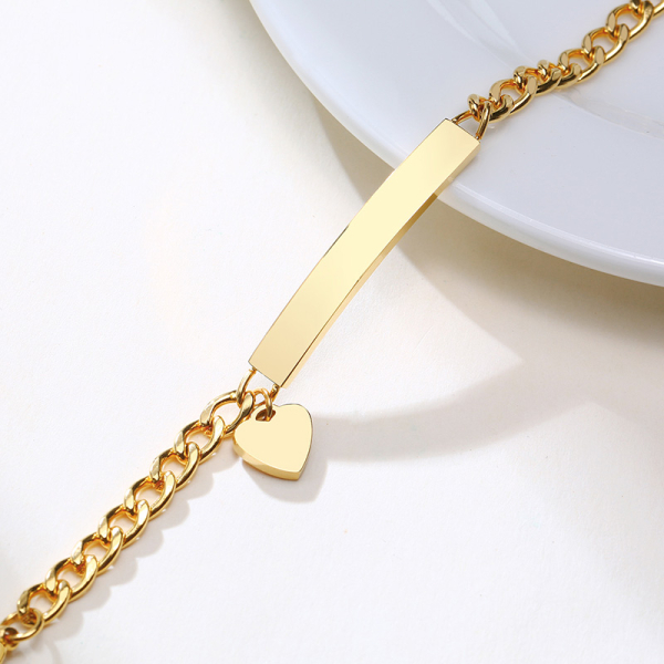 Gourmette personnalisée en acier inoxydable dorée pour filles avec un fond blanc