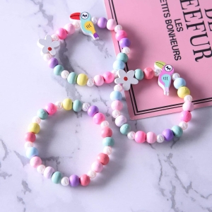 Lot de 03 bracelets à joli motif couleur bonbon pour fille sur une table