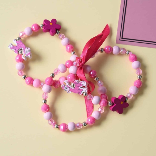 Lot de 03 bracelets à motif animal et fleur sur une table