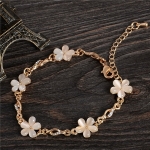 Bracelet en chaîne à motif joli fleur sur une table