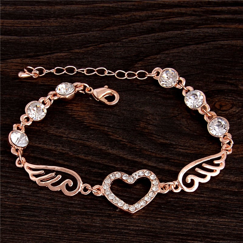 Bracelet en chaîne à motif coeur pour filles sur une table