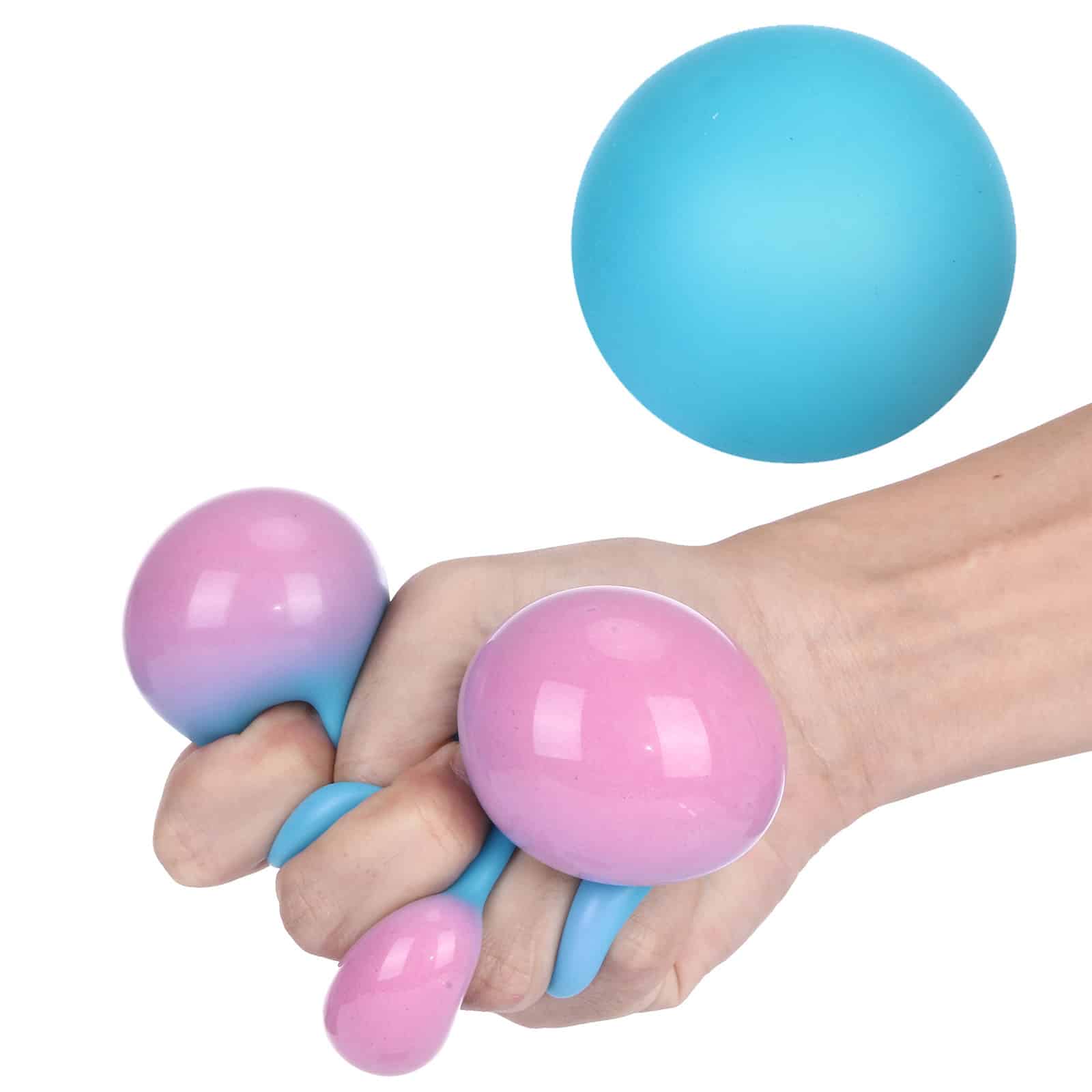 Une main presse une balle anti-stress qui change de couleur de bleu à rose quand pressée
