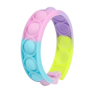 Un bracelet coloré avec pop-it