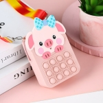 petit sac à main avec pop-it en silicone couleur rose clair avec l'effigie d'un cochon mignon qui porte un petit noeud bleu sur la tête